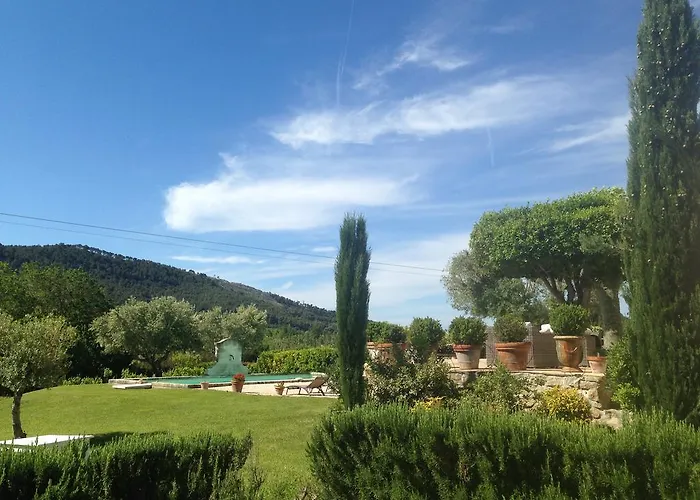 Bastide De Fontvieille Bed & Breakfast 4*